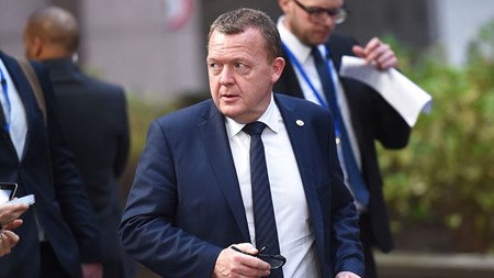 Statsminister Lars Løkke Rasmussen (V) deltager i disse dage i EU-topmøde i Bruxelles.