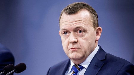 Efter en række dårlige sager og fodfejl er Lars Løkke Rasmussens regering selv ude om den dårlige meningsmåling, skriver Jarl Cordua.