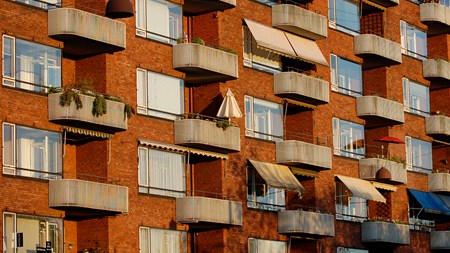 Fleksibel udlejning betyder, at en boligorganisation og den relevante kommune bliver enige om, at nogle grupper får lettere ved at få en almen bolig. Det vil ofte sige personer, der er i arbejde og på den måde kan være med til at ændre beboersammensætningen.