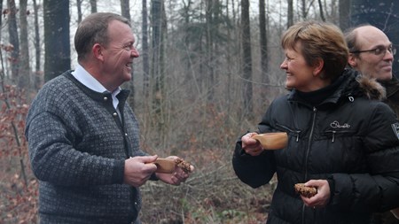 Eva Kjer Hansen (V) viste fredag Lars Løkke Rasmussen (V), hvad urørt skov betyder for biodiversitet.