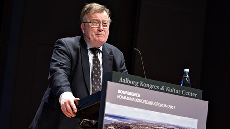 Finansminister Claus Hjort Frederiksen (V) på scenen ved Kommunaløkonomisk Forum i Aalborg. 