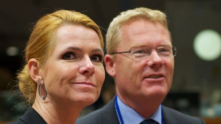 Integrationsminister Inger Støjberg (V) i selskab med Danmarks EU-ambassadør, Kim Jørgensen. Støjberg skal mandag sammen med udenrigsminister Kristian Jensen forsvare den danske smykkelov i Europa-Parlamentet.