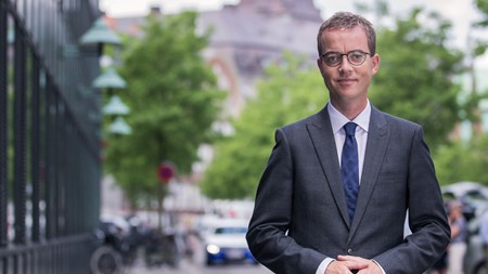 Den nuværende forskningsminister Esben Lunde Larsen (V) rasede, da SF for lidt over et år siden trak støtten til en debat i Folketinget om dimensionering. Nu har han parkeret ansvaret for, at modellen ikke ændres før i 2017 hos universiteterne. 