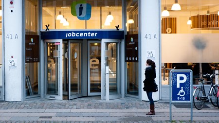 Fra april skal ledige selv booke deres møder i jobcentret. Aktører er dog skeptiske over for de regler, der skal omdanne ideen til praksis.