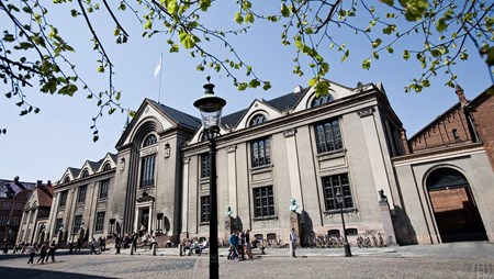 Københavns Universitet nedlægger 532 stillinger på grund af Finanslovens besparelser på uddannelse og forskning, der betyder, at universitetet mister omkring 300 millioner kroner.