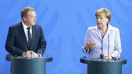 Statsminister Lars Løkke Rasmussen forsøger at bevare den gode mine over for Angela Merkel, selvom kansleren fører en asylpolitik, der forstærker Løkkes problemer.