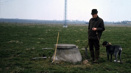 Sætninger kan gøre, at drænbrønde designet til at landsmanden kan køre henover, efter få årtier har låget højt over markens nye niveau. Fotoet er fra Skenkelsø Sø ved Ølstykke, hvor landmanden Laust Dalsgaard viser sætningerne fra 1951 til 1971. Søen blev genskabt i et naturgenopretningsprojekt i 2010.