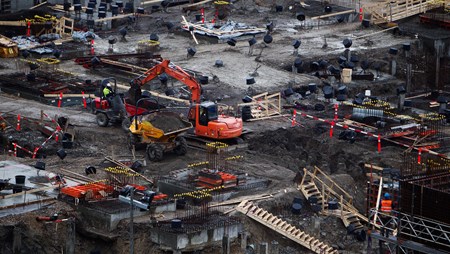 Tyskland har allerede indført kædeansvar ved lov, som håndhævelsesdirektivet som minimum kræver i byggebranchen. I Danmark har arbejdsmarkedets parter i fællesskab udviklet en mere kreativ løsning.