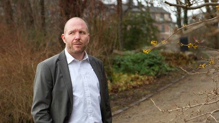 Lars Qvistgaard, formand for Akademikerne, mener, at det utvetydigt er regeringens ansvar, at der er i disse dage er fyringsrunder og nedskæringer på de danske uddannelsesinstitutioner. 