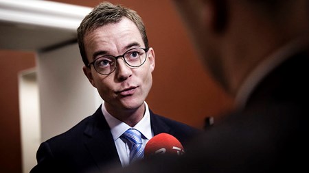 Uddannelses- og forskningsminister Esben Lunde Larsen må en tur i samråd, efter han har samlet flertal for karakterkrav på universiteterne.