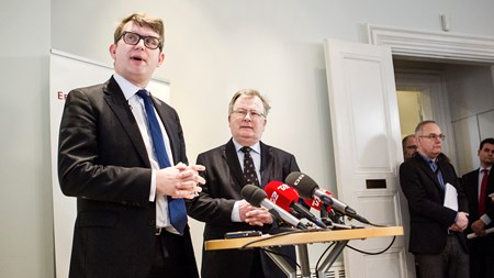 Erhvervs- og vækstminister Troels Lund Poulsen og finansminister Claus Hjort Frederiksen kunne tirsdag fortælle, at den samlede regning for udflytningen af arbejdspladser forventes at løbe op i cirka en milliard kroner. 