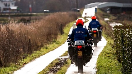 Belgien er det seneste land i rækken til at indføre kontroller ved de interne grænser inden for Schengen-samarbejdet. Her patruljerer betjente grænsen til Frankrig.