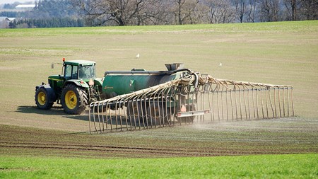 Miljø- og Fødevareministeriet vurderer, at landbruget vil opnå en årlig økonomisk gevinst på mellem 1,3 milliarder kroner og 1,8 milliarder kroner, når det bliver muligt at bruge mere gødning.