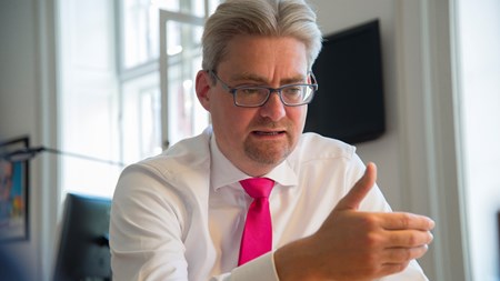 Justitsminister Søren Pind (V) får støtte fra hele blå blok samt Alternativet og Socialdemokratern til et nyt lovforslag, der begrænser muligheden for at få retshjælp til klagesager ved FN's komitéer.