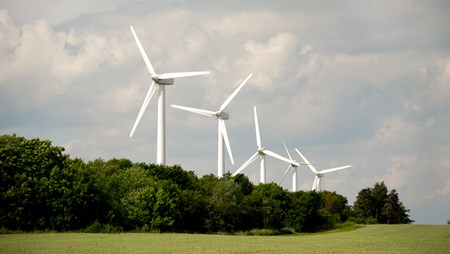 Der kommer en ekstra regning, hvis Danmark skal leve op til målet om at være uafhængig af fossile brændsler i 2050, viser ny vismandsrapport.