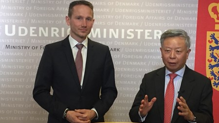 Onsdag 2. februar mødtes udenrigsminister Kristian Jensen (V) og præsidenten for den nystiftede Asiatiske Infrastrukturinvesteringsbank AIIB, Jin Liqun. Billede fra Udenrigsministeriet.