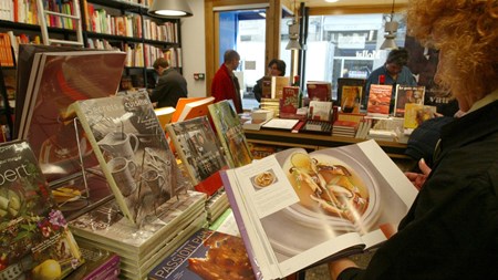 Bibliotekernes store succes med at udlåne digitale bøger rammer forlagenes salg af e-bøger.