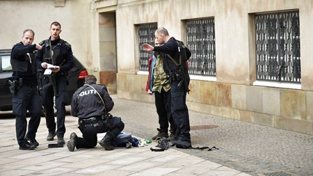 Kampklædt politi undersøger mistænkelige forhold ved Christiansborg.