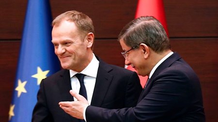 Den tyrkiske premierminister, Ahmet Davutoglu, spiller sammen med formand for Det Europæiske Råd Donald Tusk en nøglerolle ved mandagens topmøde. 