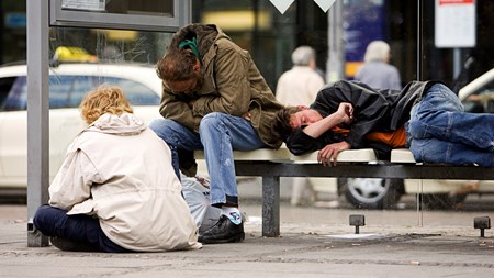 Hver anden alkoholiker er psykisk syg. Sundhedsstyrelsen foreslår i ny national retningslinje for behandling og udredning af netop krydsfeltet mellem alkoholafhængighed og psykisk sygdom at se mod norsk kompetencecenter på området.