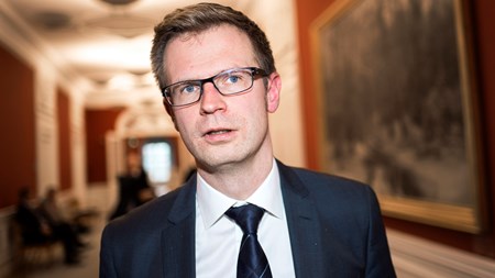 Mens Radikale er modstandere at flytte PSO-ordningen til finansloven, ser Socialdemokraterne anderledes på forslaget. Jeg vil ikke udelukke finanslovsmodellen, siger finansordfører Benny Engelbrecht (S).