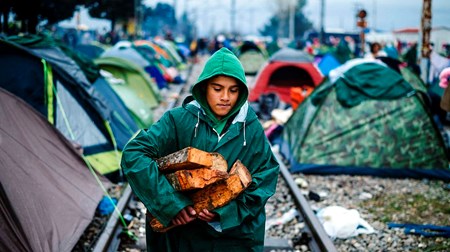 FN's menneskerettighedskommissær er ikke imponeret over EU's håndtering af det menneskelige drama, der udspiller sig i lejre på grænsen mellem Grækenland og Makedonien lige nu. 