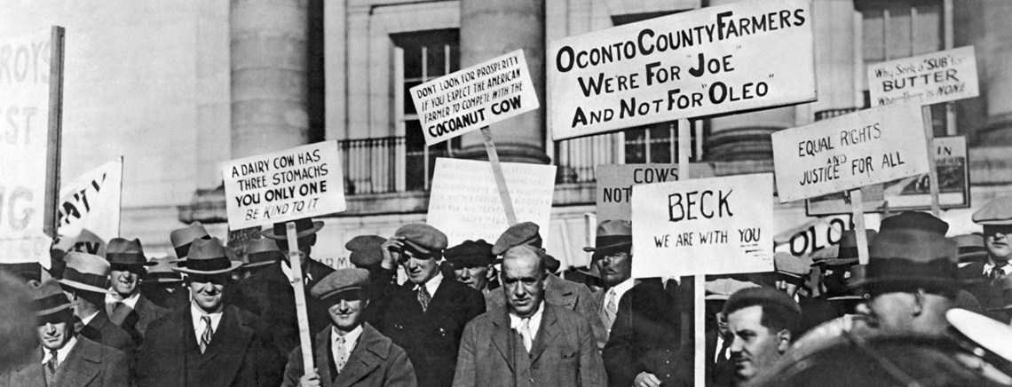 Community organizing har en lang historie. Her er det farmere i Wisconsin, som protesterer mod salget af margarine - eller syntetisk smør, som de kaldte det. 