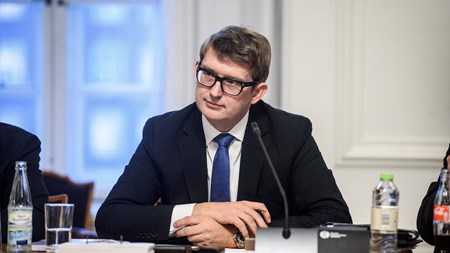 Senest ser vi nu, at erhvervsministeren, Troels Lund Poulsen, gør sit bedste for at holde traditionen med 