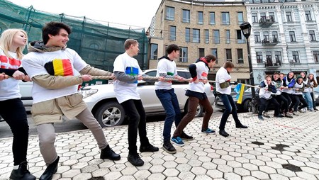 Ukrainske unge illustrerer tovtrækkeriet mellem EU og Rusland om deres land ved en demonstration ved den hollandske ambassade i Kiev. De håber på, at hollænderne vil støtte et ja til en vidtgående frihandels- og associeringsaftale mellem Ukraine og EU ved en folkeafstemning 6. april.