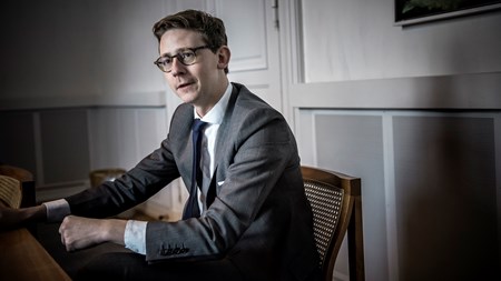 Skatteminister Karsten Lauritzen (V) bliver afhængig af oppositionen, når han søger opbakning til en ekstraregning på en halv milliard kroner til det nye ejendomsvurderingssystem. Liberal Alliance vil stemme imod. 