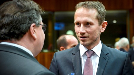 Udenrigsministeren forsvarer million-besparelse