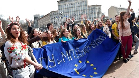 Unge ukrainere skabte en menneskekæde fra den hollandske ambassade til Europa-pladsen i Kiev for at få hollænderne til at stemme ja til EU-aftalen med Ukraine. Det hjalp ikke.