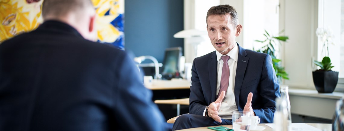 Udenrigsminister Kristian Jensen (V) har et forklaringsproblem, mener Socialdemokraterne.