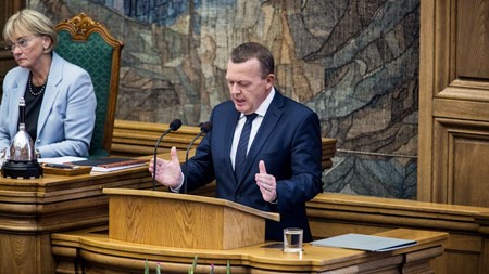 Statsminister Lars Løkke Rasmussen (V)  har mest støtte til en hårdere kurs overfor de alment praktiserende læger hos oppositionen.