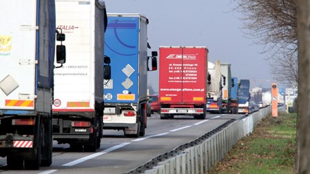 Måske var det på tide med en undersøgelse af sammenhængen mellem transportbranchens profil og branchens evne til at rekruttere nye medarbejdere, spørger Danske Speditørers Henrik Beck.