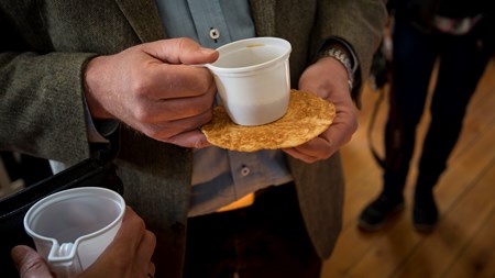 Det var en sønderjysk velkomst med goed raj og kaffe medarbejderne i NaturErhvervstyrelsen fik da de havde første arbejdsdag. 