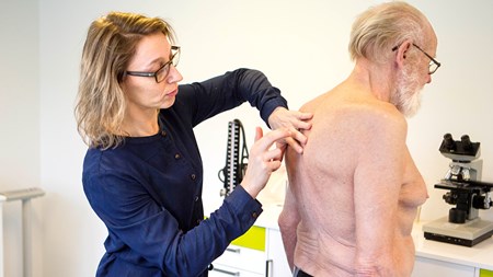 De alment praktiserende læger er også tiltænkt en stor rolle i handlingsplanen for den ældre medicinske patient. Der mangler dog en stribe aftaler med lægerne, før det kan falde på plads. 