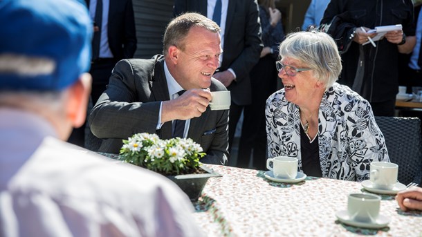 Forud for mødet på Marienborg om demens har statsminister Lars Løkke og sundhedsminister Sophie Løhde besøgt et plejehjem i Holte med demens-ramte. Her talte de to ministre også med de pårørende.