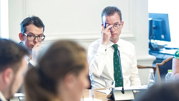 Miljø- og fødevareminister Esben Lunde Larsen må i samråd og forklare sig om det alarmerende pesticidefund hos danske børn og kvinder, lyder det fra Enhedslisten.