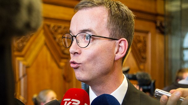 Miljø- og fødevareminister Esben Lunde Larsen (V) er ikke tilhænger af at stramme regler yderligere for, hvornår man kan få frakendt retten til at holde dyr. Men han må bøje sig for et flertal udenom regeringen.