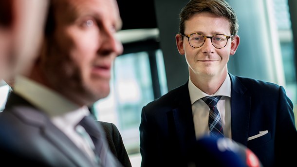 Skatteminister Karsten Lauritzen (V, t.h.) var med, da der torsdag blev forhandlet om finansieringen af regeringens PSO-afskaffelse (arkivbillede).