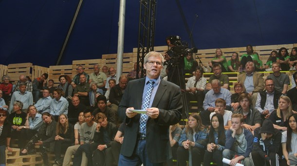 Ifølge Hjørrings borgmester, Arne Boelt (S), er naturdebatten blevet aktuel som aldrig før. Her åbner han Naturmødet på Thunderdome-scenen på Hirtshals Havn.