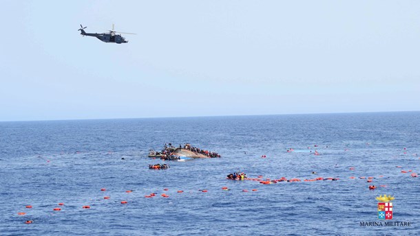 Den italienske flåde forsøger at redde flygtninge op fra Middelhavet. 