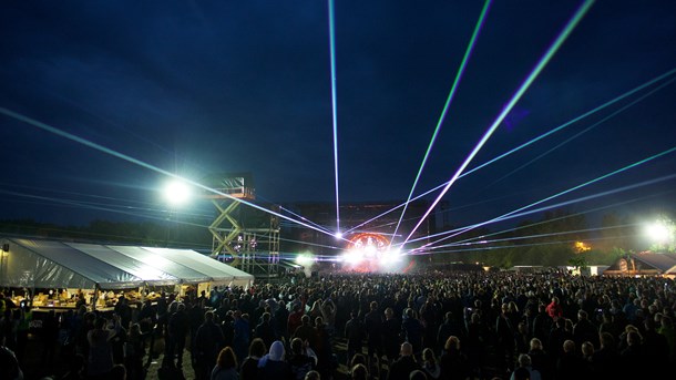 En eksplosion af lys og lyd, men også mere end det. Queen på scenen ved årets festival i Jelling. 