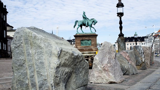 Bornholmske granitstykker udgør i dag terrorsikring af Christiansborg.