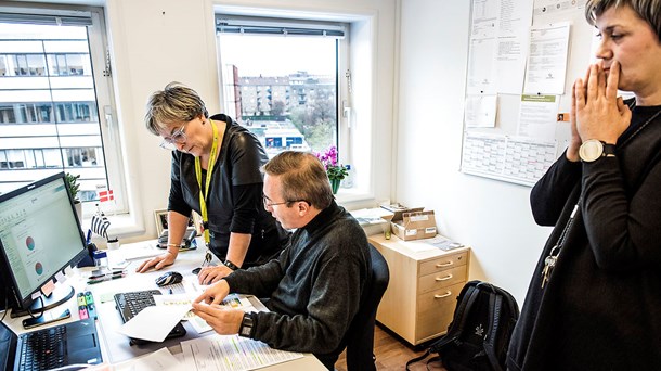 Reglerne på beskæftigelsesområdet er så indviklede, at både ledige og ansatte på jobcentrene ofte har svært ved at finde hoved og hale i dem. Her er det medarbejdere på Frederiksberg Jobcenter, som jagter den rette paragraf.