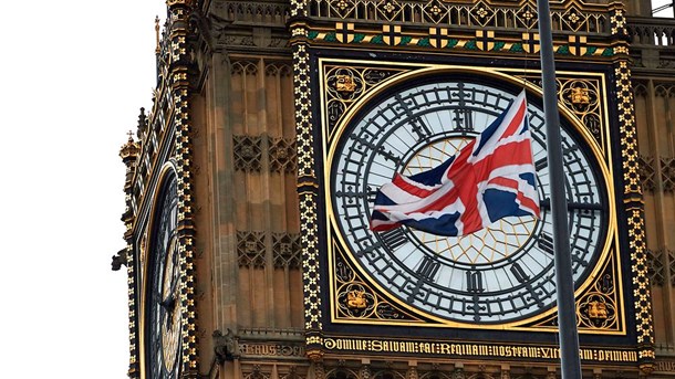 Union Jack vajer på halv i respekt for myrdede Labour-politiker Jo Cox.