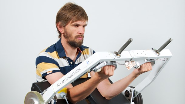 Tidligere jægersoldat Allan Lauritsens prototype på en træningsrobot er stadig i brug. Men det er mere avancerede udgaver, som Anders Stengaard Sørensen og kollegerne på Syddansk Universitet håber at kunne brede ud.