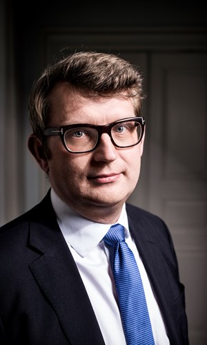  BLÅ BOG Troels Lund Poulsen Født 30. marts 1976 i VejleErhvervs- og vækstminister fra 28. juni 2015Undervisningsminister fra 
8. marts 2011 til 3. oktober 2011 Skatteminister fra 23. februar 2010 
til 8. marts 2011 Miljøminister fra 23. november 2007 til 23. februar 
2010 Politisk ordfører fra 2006 til 2007 Medlem af Folketinget for 
Venstre siden 2001 Uddannelse og erhverv Student, Tørring Amtsgymnasium,
 1995 Gårdejer, Birkehøjgaard fra 2005 Pressekoordinator, 
Ørestadsselskabet fra 1998 til 2001 Politisk sekretær, Christiansborg 
fra 1995 til 1997 Tillidshverv Medlem af Venstres hovedbestyrelse 1997- 
2002 og fra 2006 Landsformand for Venstres Ungdom 1997-1999