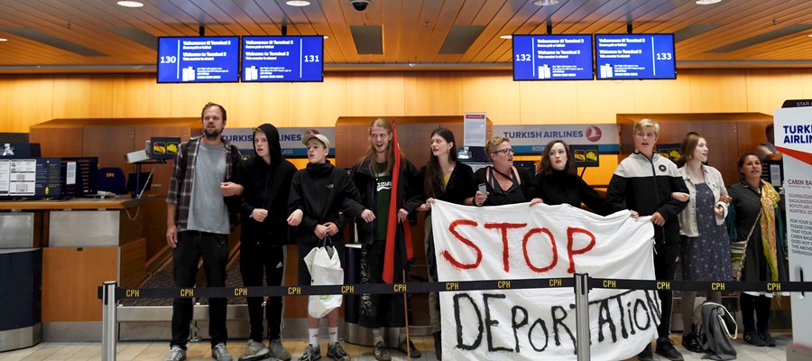 De to organisationer Welcome to Denmark og Ingen Udvisninger Uden Modstand arrangerede mandag morgen en aktion i Københavns Lufthavn mod udvisningen af tre lesbiske kvinder fra Uganda. 